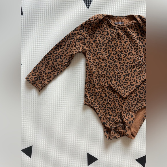 Old Navy|Baby girl Animal Leopard Print Long Sleeve Baby Onesie/bodysuit••18-24M - Picture 1 of 4